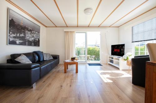 Televisyen dan/atau pusat hiburan di Bicycle Storage - Close to Efteling & Safaripark Beekse Bergen & Parking!