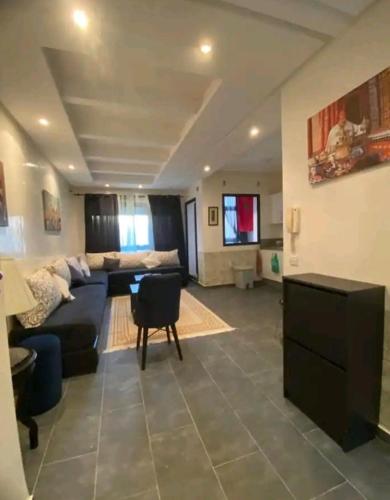a living room with a couch and a table at Pied sur mer "Un paradis à bas prix" in Tamaris