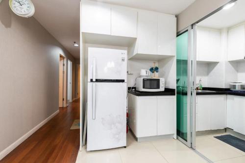 Dapur atau dapur kecil di MRT rame9 Jodd Fairs night market, walk for a few minutes, two bedrooms and two bathrooms