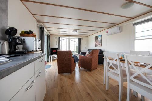 Dapur atau dapur kecil di Bicycle Storage - Close to Efteling & Safaripark Beekse Bergen & Parking!