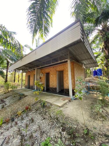 a small house with a metal roof at Lak Kao Nai Resort in Ban Pha Saeng Lang
