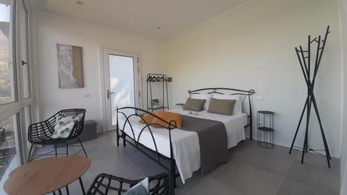 1 dormitorio con 1 cama, mesa y sillas en Top Lake View, en Faggeto Lario 