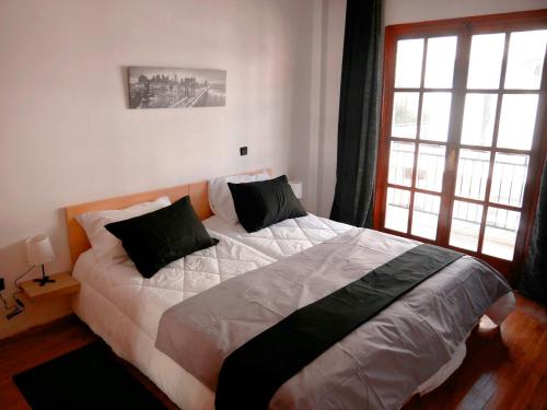 a large bed in a bedroom with a window at Το σπίτι μας in Ioannina