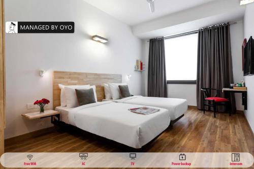 um quarto com uma grande cama branca e uma janela em Townhouse Greater Kailash Near Kailash Colony Metro Station em Nova Deli