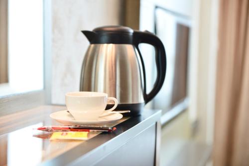 una caffettiera e una tazza sul bancone di Kew Green Hotel Mongkok a Hong Kong