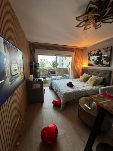 1 dormitorio con cama y ventana grande en Love room nantais, en Nantes