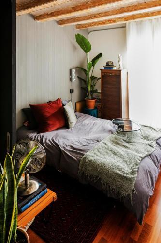A bed or beds in a room at Artsy-Stylish apartment in the heart of Barcelona
