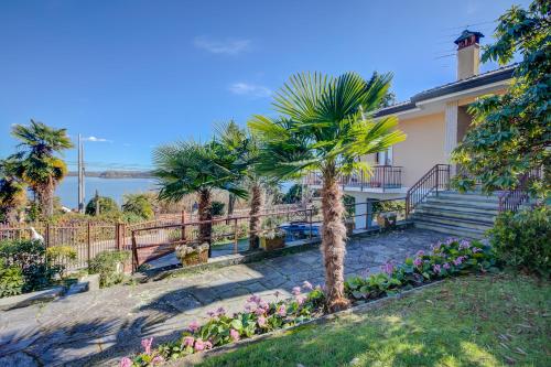 una casa con una palma e scale di Blooming Villa Cos Lake View - Happy Rentals a Belgirate