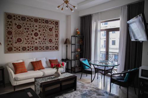 塔什坎的住宿－2BR Tashkent City，客厅配有沙发和桌子