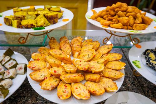 un tavolo con piatti di cibo e piatti di antipasti di Hoang Son Peace Hotel a Ninh Binh
