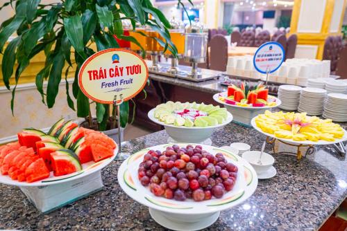 un buffet con piatti di frutta su un bancone di Hoang Son Peace Hotel a Ninh Binh