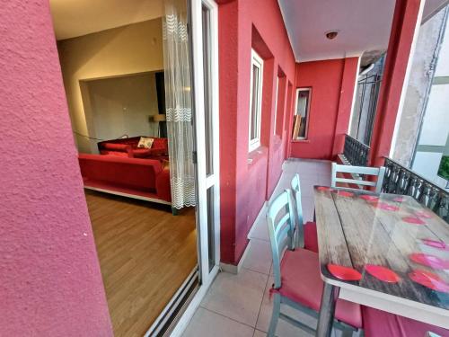 安卡拉的住宿－Kirpi 8，一间设有餐桌和粉红色墙壁的房间