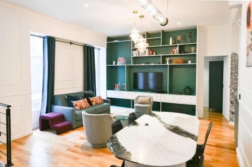 Le Marais Pl de la Bastille 3BD 3BTH for 10 guests