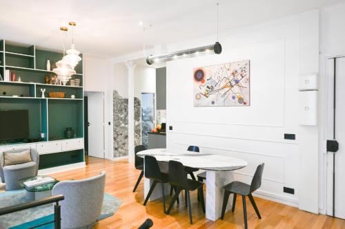 un salon avec une table et des chaises dans l'établissement Le Marais Pl de la Bastille 3BD 3BTH for 10 guests, à Paris