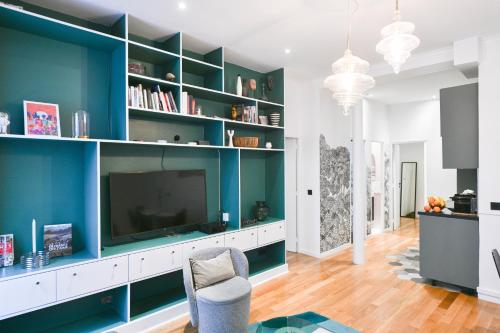 Le Marais Pl de la Bastille 3BD 3BTH for 10 guests