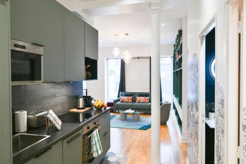 Le Marais Pl de la Bastille 3BD 3BTH for 10 guests
