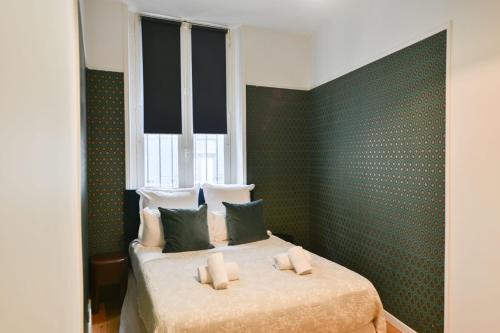 Le Marais Pl de la Bastille 3BD 3BTH for 10 guests