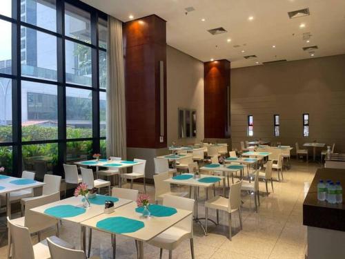 En restaurant eller et andet spisested på Flat Particular no Hotel Comfort Suítes com garagem