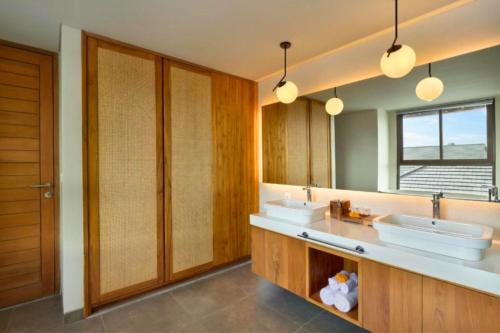 een badkamer met 2 wastafels en een spiegel bij Kamalini 2 BR Private Pool Villa With Bathtub ZN68 in Canggu