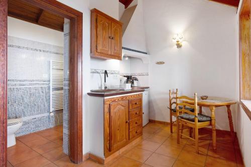 een keuken met een tafel en een eetkamer bij Casa La Podona- B in Jedey