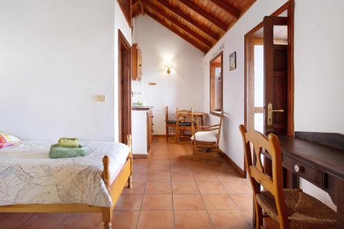 een slaapkamer met een bed en een tafel in een kamer bij Casa La Podona- B in Jedey
