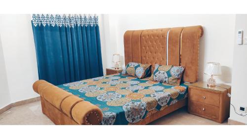 een slaapkamer met een bed en een blauw gordijn bij Family Apart ISB F-11 #5 in Islamabad
