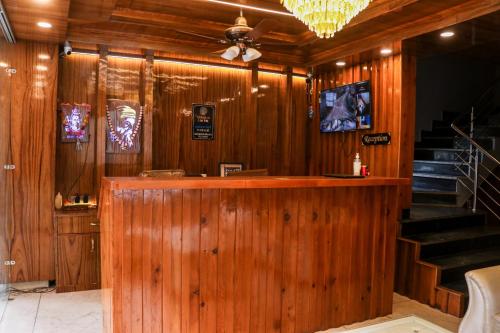 un bar in un ristorante con pareti e scale in legno di Forest View by The Delhi Heights Kasol a Kasol