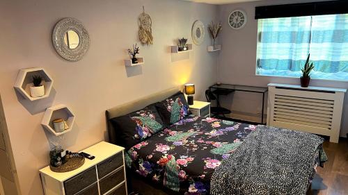 sypialnia z łóżkiem i oknem w obiekcie Comfy apartment w Londynie