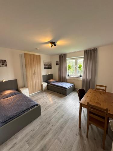 1 dormitorio con cama, mesa y escritorio en BM01 bis BM04 Schöne Apartments in Frechen en Frechen