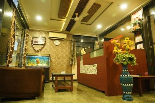 een lobby met een vaas met bloemen in een kamer bij Hotel Shubh Shree Bilaspur in Bilāspur