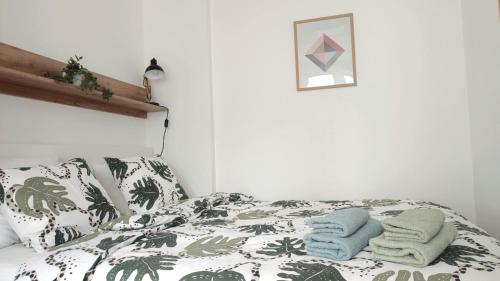 - une chambre avec un lit et des serviettes dans l'établissement LocOs Sjenjak, à Osijek