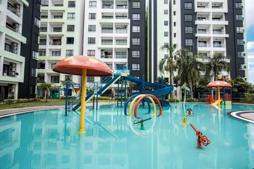 una piscina con tobogán y un parque infantil en Manhattan Condominium Ipoh en Ipoh