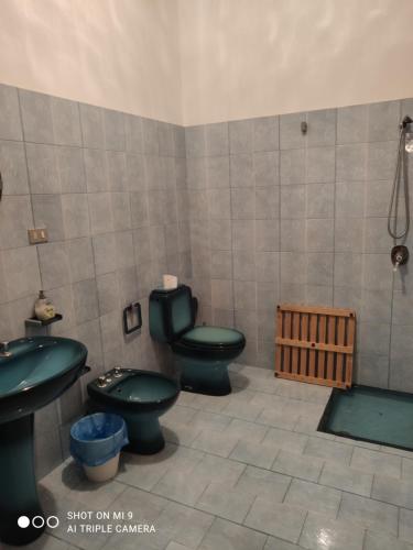 een badkamer met 2 toiletten en een wastafel bij Oasi dell' Etna in Piedimonte Etneo