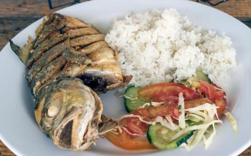 a plate of food with meat rice and vegetables at Islas Bonitas in Arritupo Número Dos