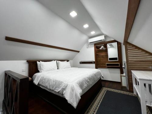 ein Schlafzimmer mit einem großen Bett in einem Zimmer in der Unterkunft Old Klang Road Homestay Dungun in Dungun