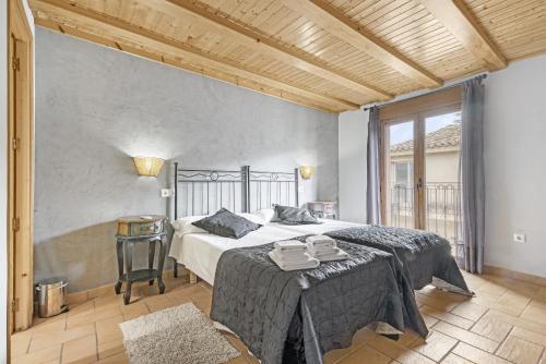 1 dormitorio con cama grande y ventana grande en Ca Lluis, en Campell