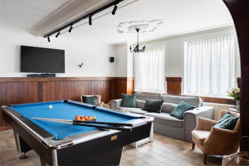 a living room with a pool table in it at Zeegalm Bungalows in Middelkerke