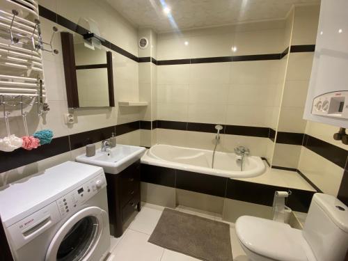een badkamer met een wastafel en een wasmachine bij Apartament Świder in Otwock