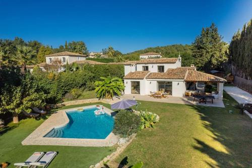 une vue aérienne d'une maison avec piscine dans l'établissement Mougins magnifique villa renové, à Mougins