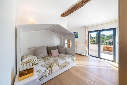 - un salon avec un canapé au milieu d'une pièce dans l'établissement Mougins magnifique villa renové, à Mougins