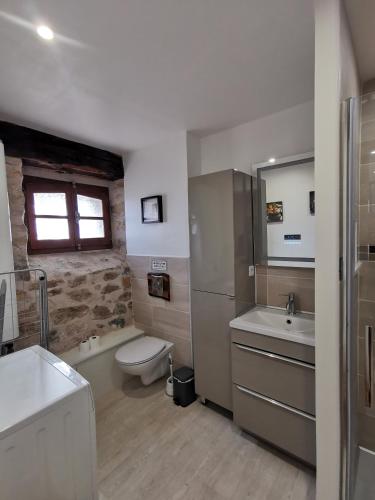 une salle de bain avec un lavabo et des toilettes et un lavabo dans l'établissement Gîte Corrézien 3 pers. Piscine chauffée, à Chamboulive
