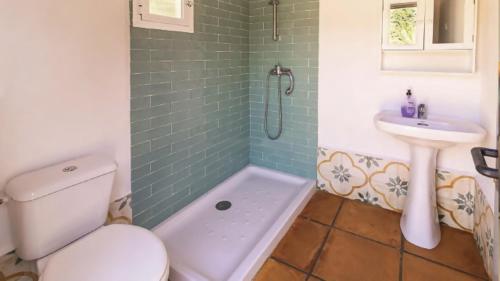 a bathroom with a toilet and a sink at Casa Rural Los Menestrales in Lora del Río