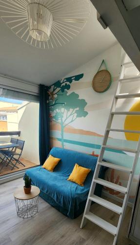 - une chambre avec un lit bleu et une échelle dans l'établissement Studio meublé cap d Agde avec tres belle vue sur le port, au Cap d'Agde