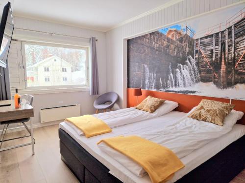 1 dormitorio con 2 camas y una gran pintura en la pared en Norsjø Hotell, en Akkerhaugen