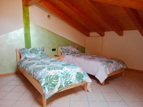 a bedroom with two beds and a desk in it at Bed and Breakfast Galet in Ledro