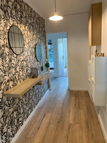 - une cuisine avec une table et un mur dans l'établissement Appartement Cosy, proche Paris, parking gratuit, à Pontoise