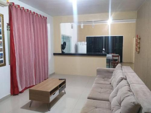 - un salon avec un canapé et une table dans l'établissement Casa confortável e bem localizada, à Macapá