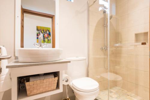 Ein Badezimmer in der Unterkunft Kisana Residence - Studio with spacious balcony shared pool garden