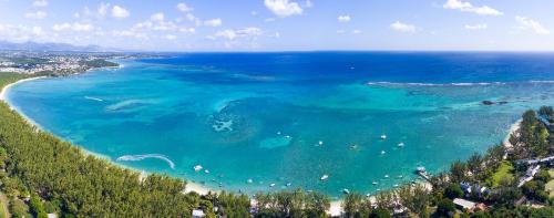 eine Luftaufnahme eines Strandes mit Booten im Wasser in der Unterkunft Kisana Residence - Studio with spacious balcony shared pool garden in Grand Baie