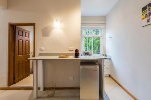Küche/Küchenzeile in der Unterkunft Kisana Residence - Studio with spacious balcony shared pool garden